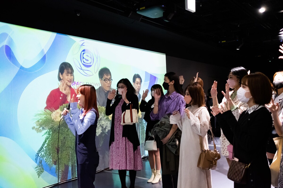 MC陣とコミュニケーションを取る菅沼ゆり（左端）。