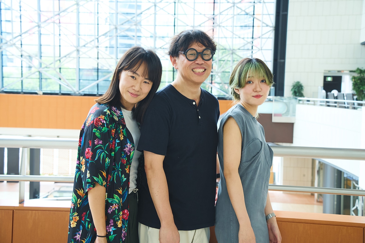 左から山口遥子、岡田利規、関田育子。