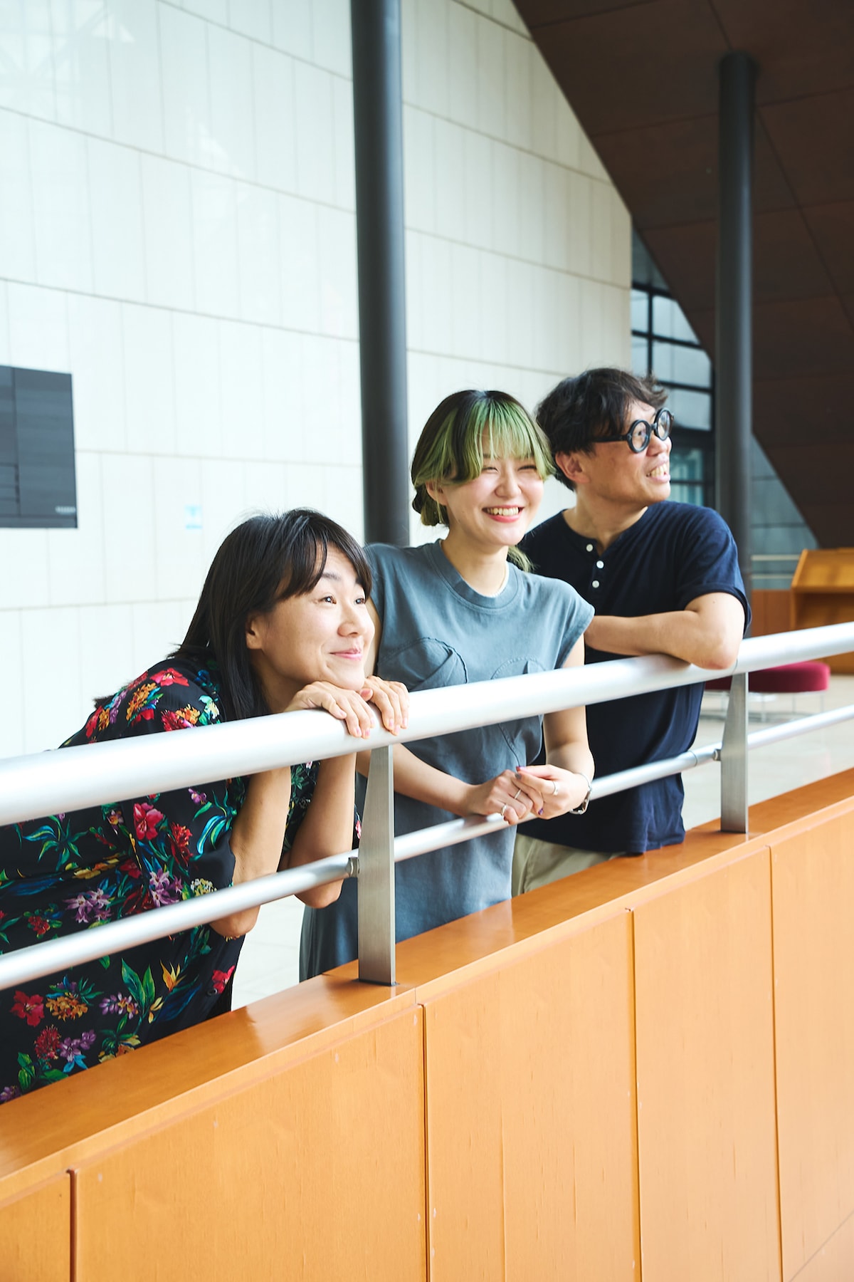 左から山口遥子、関田育子、岡田利規。