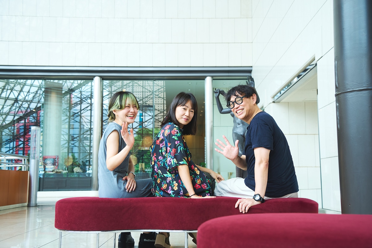 左から関田育子、山口遥子、岡田利規。