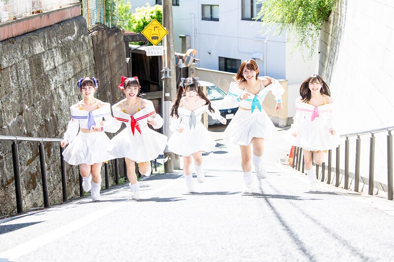 坂を駆け上がる#ババババンビ。