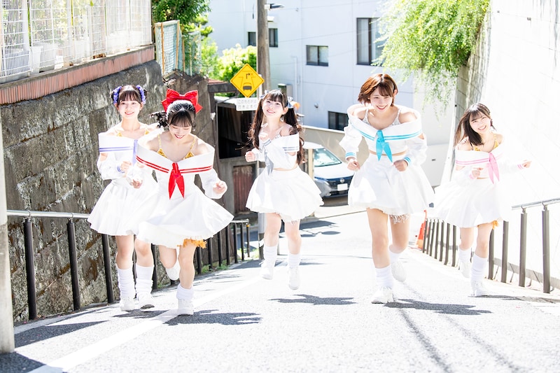 坂を駆け上がる#ババババンビ。