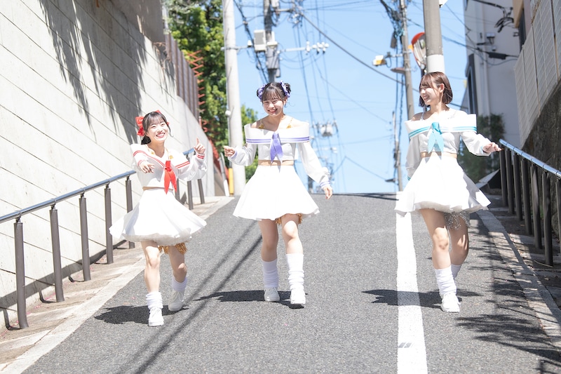 おしゃべりしながら坂を下る岸みゆ、近藤沙瑛子、水湊みお（左から）。