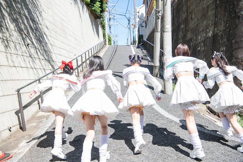 坂を駆け上がる#ババババンビ。