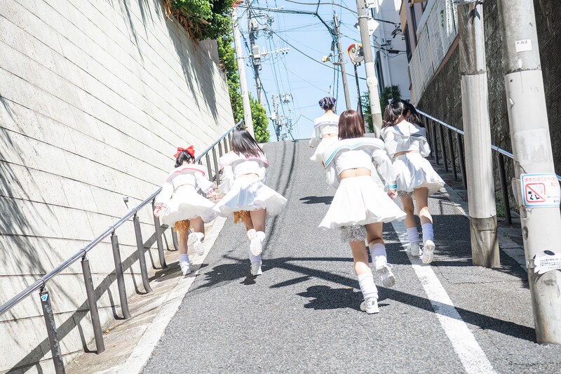 坂を駆け上がる#ババババンビ。