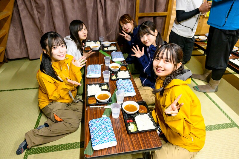 山小屋で食事を楽しむ#ババババンビ。（撮影：斉藤明）