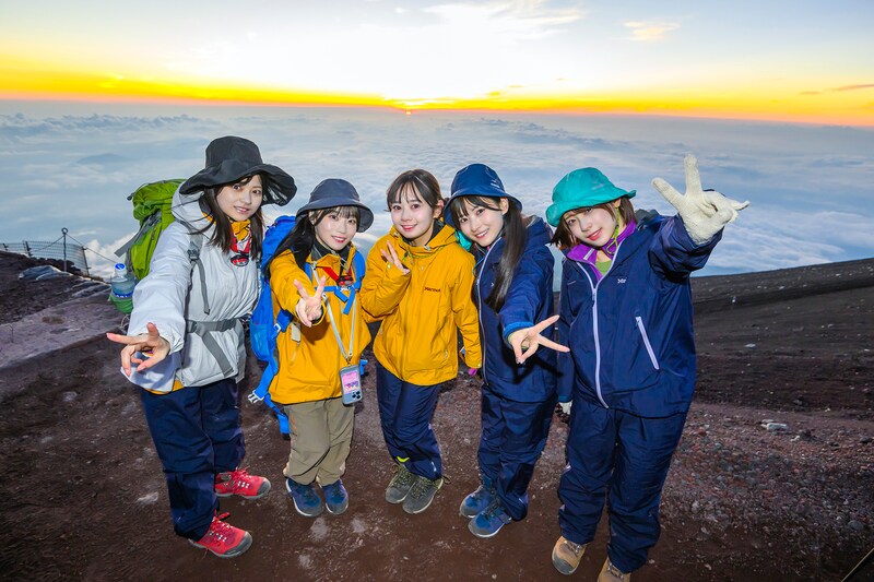 ご来光をバックに記念撮影する#ババババンビ。頂上まであと少し。（撮影：斉藤明）