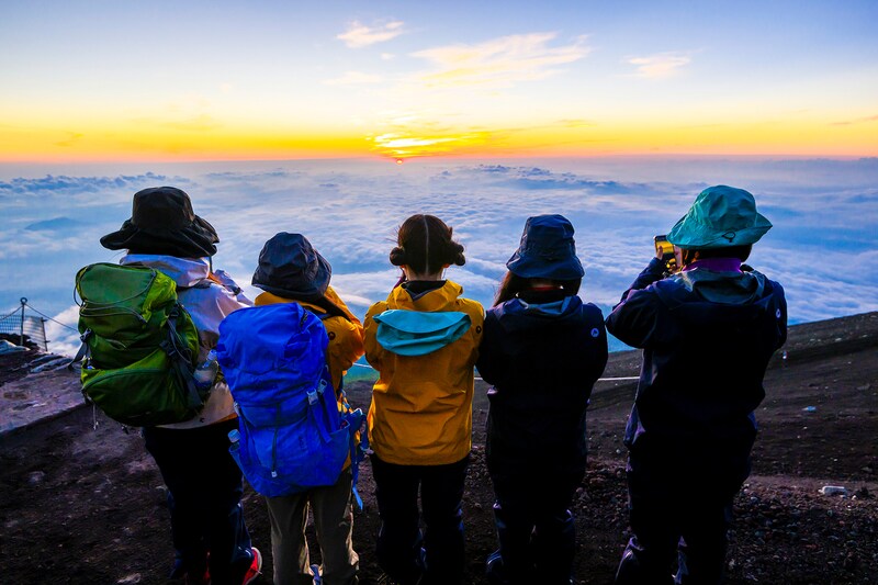 ご来光を拝み「ゲイシャフジヤマ」のヒットを願う#ババババンビ。（撮影：斉藤明）