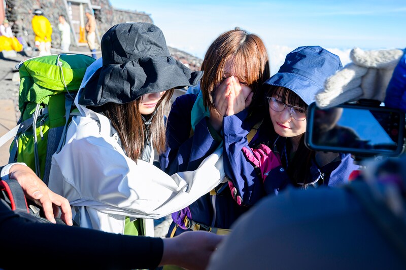 頂上にたどり着き感極まる宇咲、水湊みお、小鳥遊るい（左から）。（撮影：斉藤明）