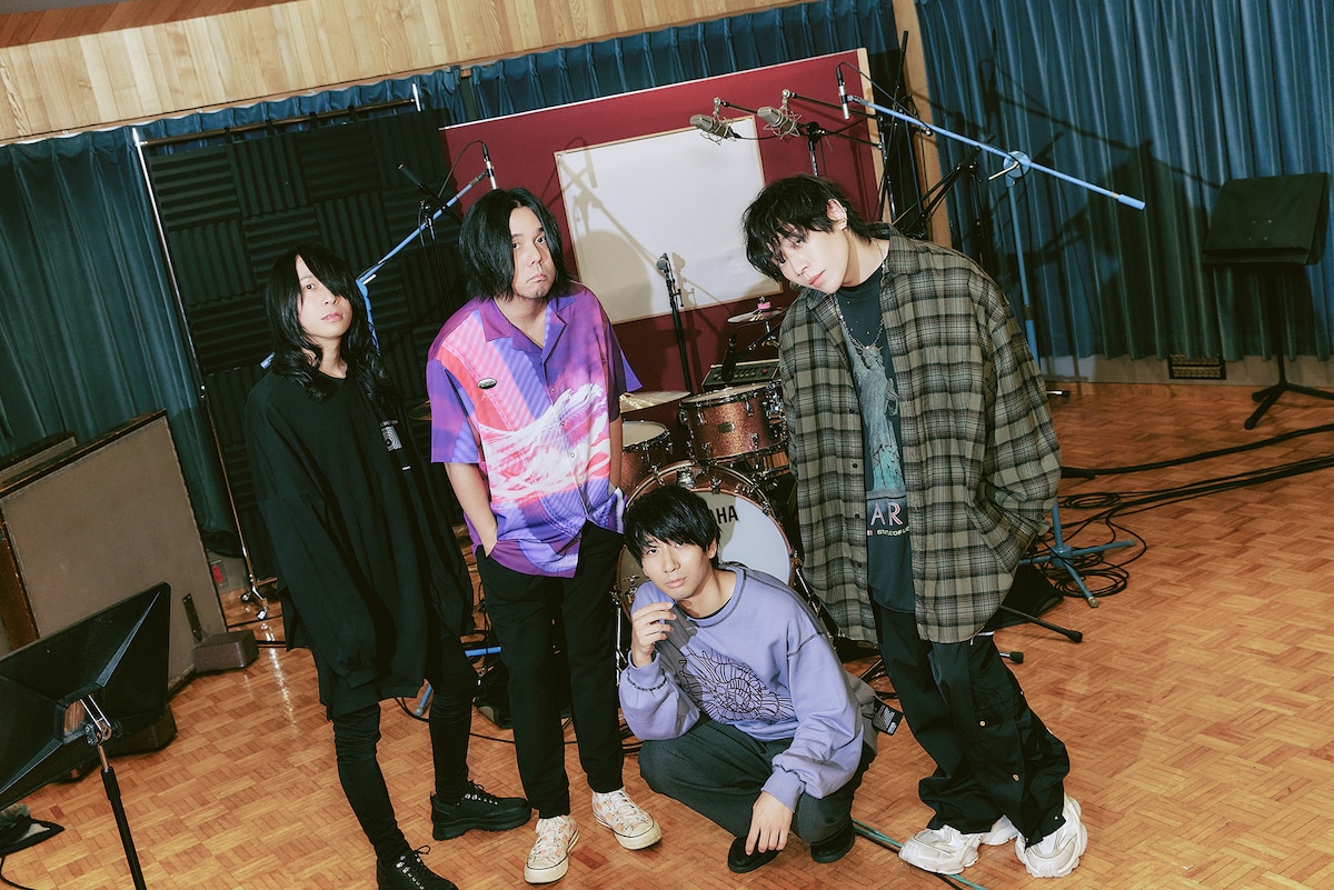 左からヒトリエのイガラシ（B）、シノダ（Vo, G）、ゆーまお（Dr）と須田景凪。