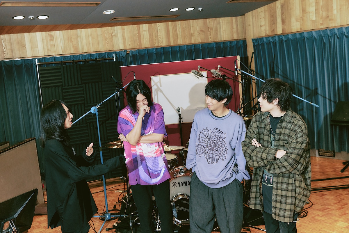 左からヒトリエのイガラシ（B）、シノダ（Vo, G）、ゆーまお（Dr）と須田景凪。