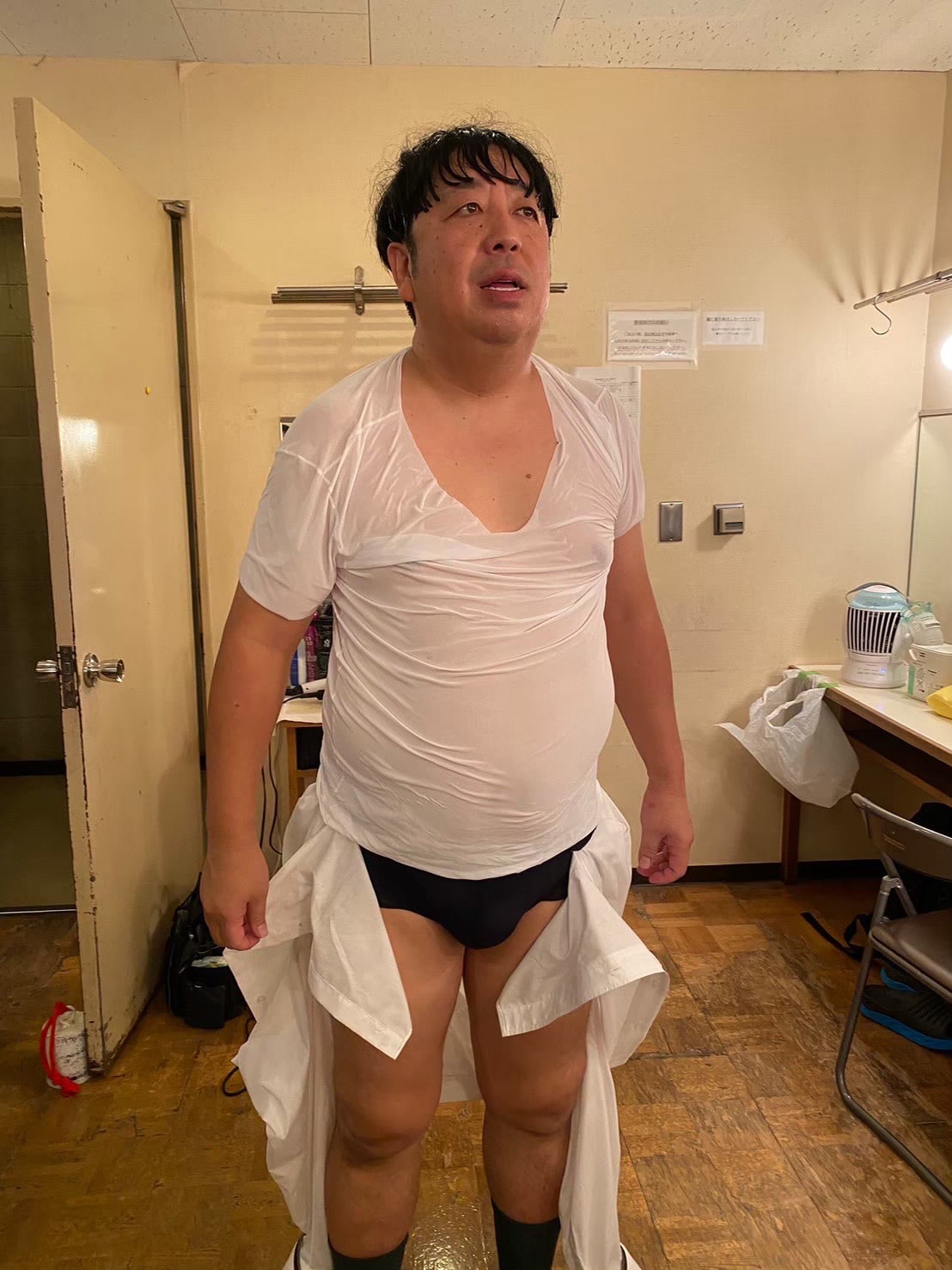 汗ビショビショの日村。