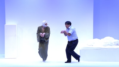 コント「Half-Truth Trip」のワンシーン。