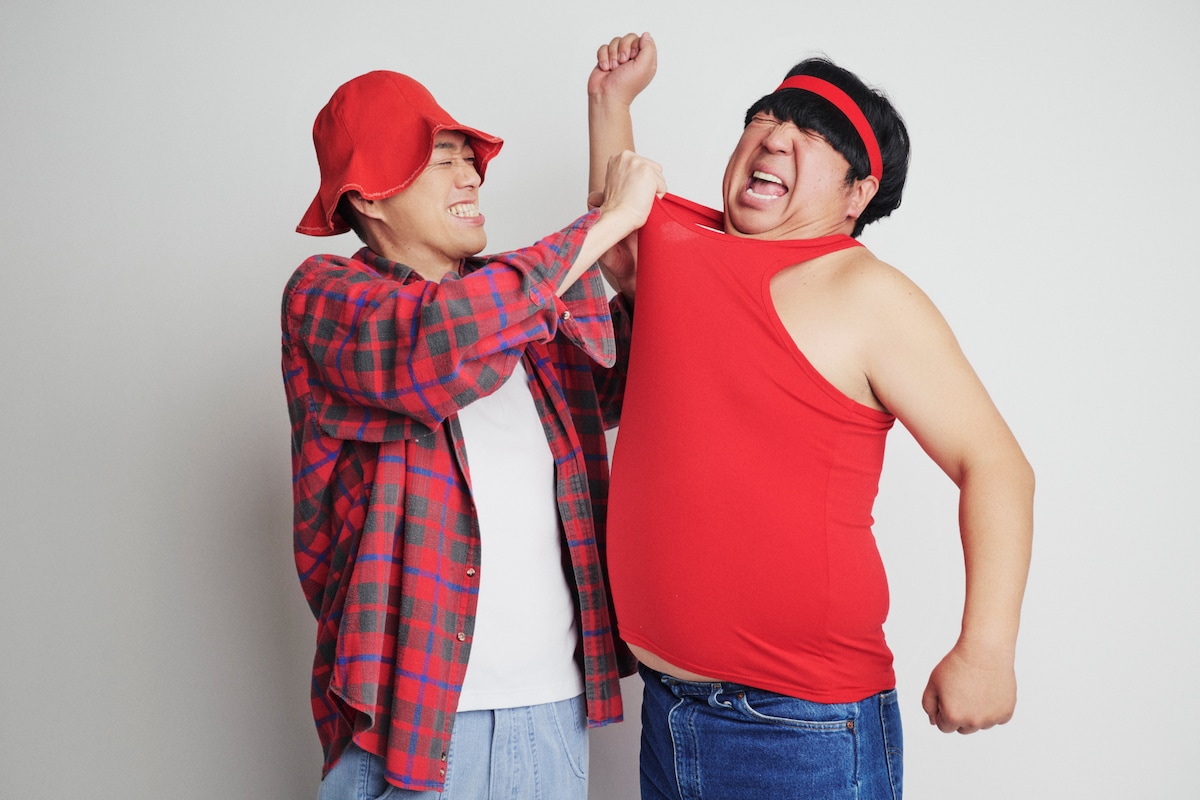 赤えんぴつ(左からバナナマン設楽、バナナマン日村)