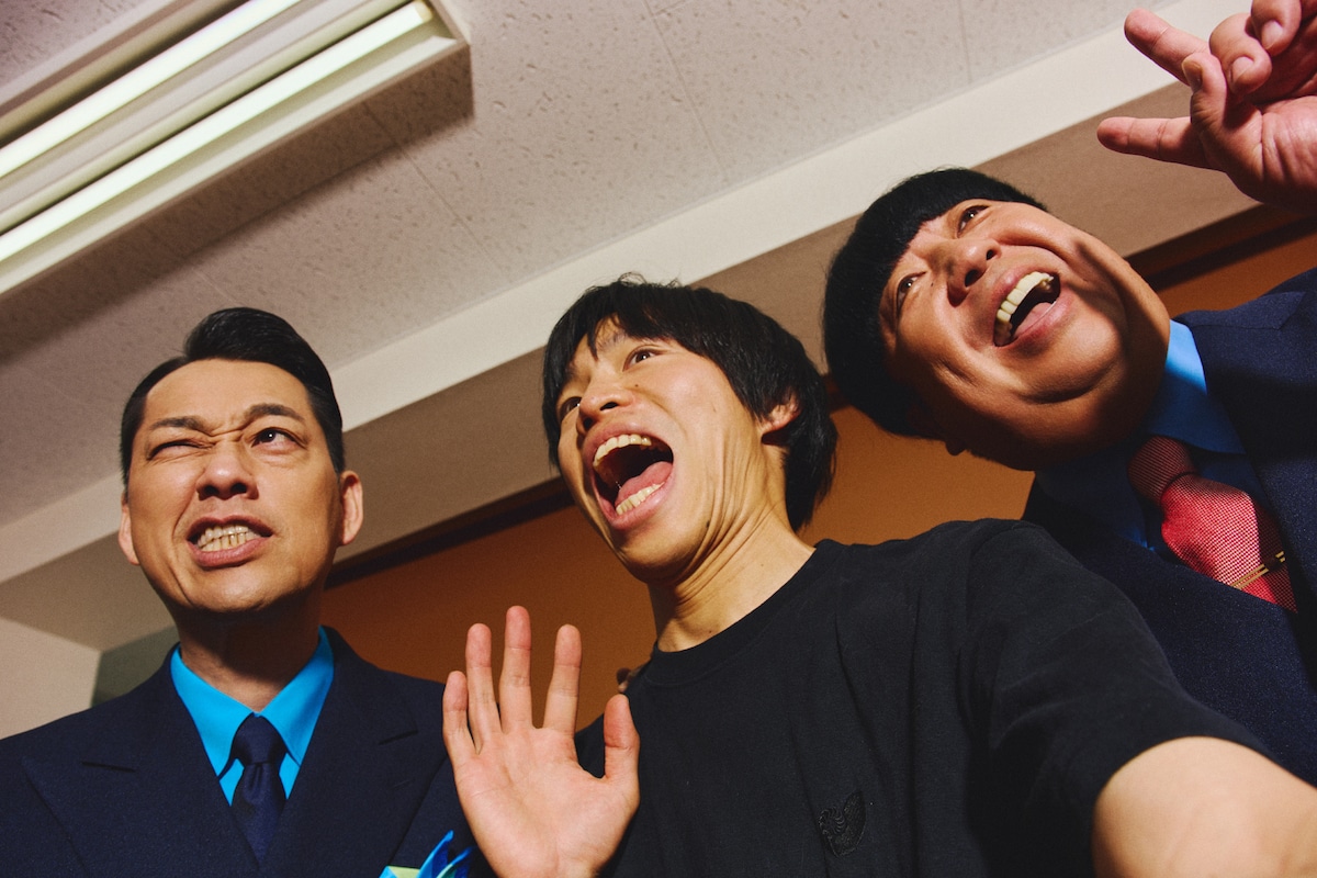 バナナマンと、かが屋・加賀（中央）。