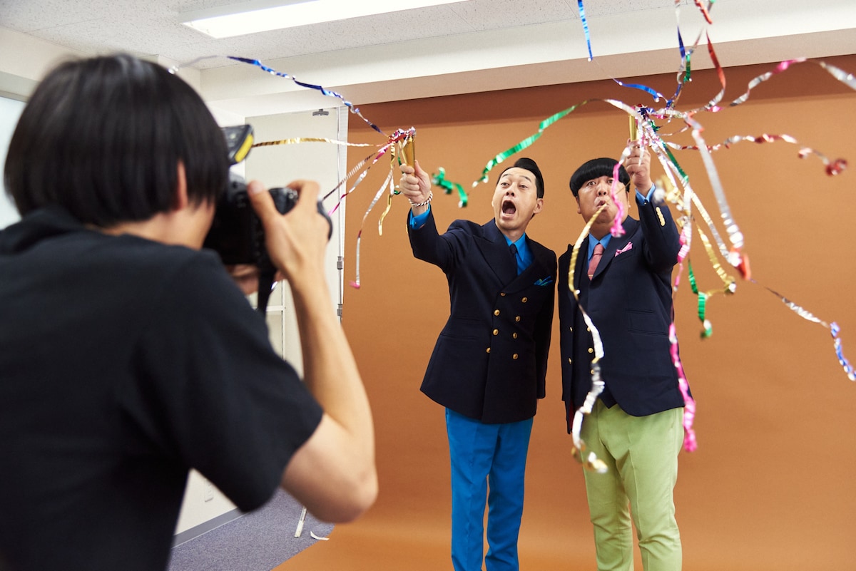 カメラマン加賀によるスチール撮影の様子。（写真：しばたみのり）