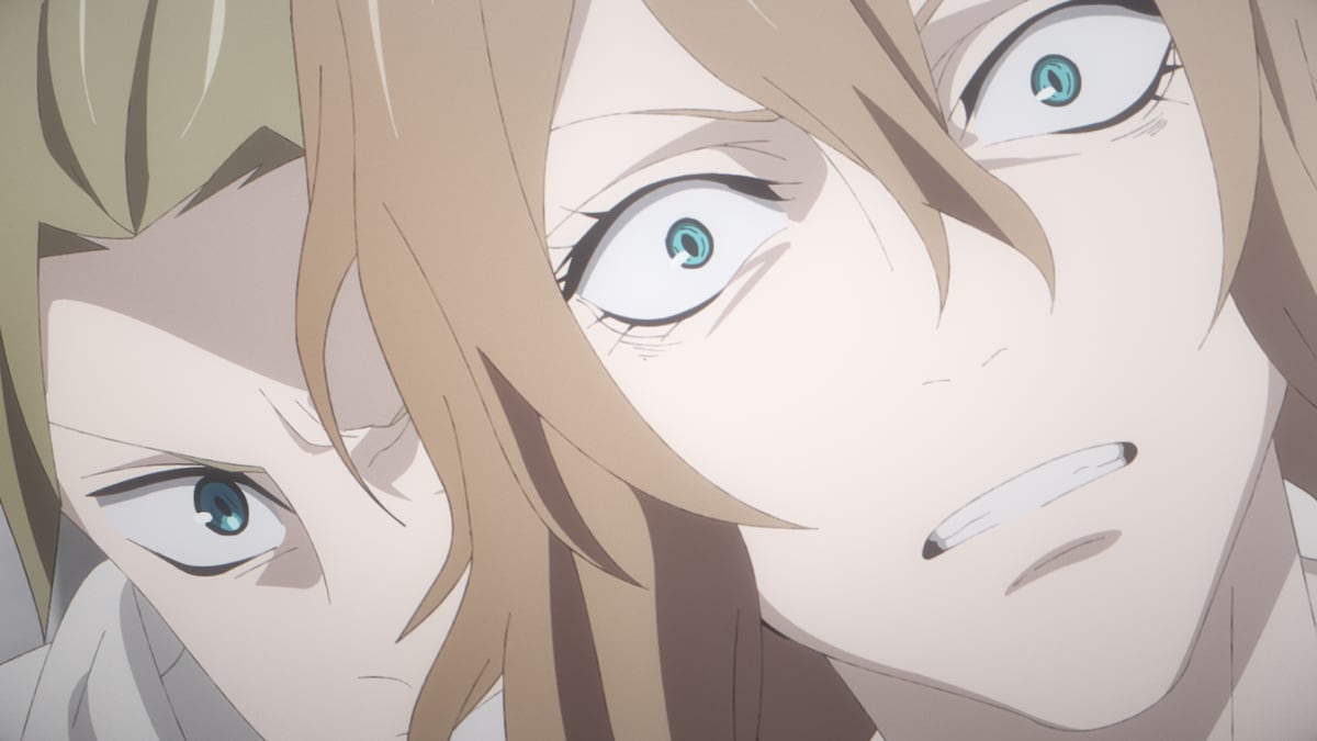 アニメ「薔薇王の葬列」第11話より。ランカスター家の王太子・エドワードは、最後までその誇りを忘れず立ち向かうが、ヨーク家の次男・ジョージに刺されてしまう。