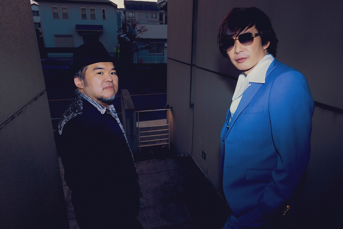 左からジミー岩崎（Key）、港町銀じろう（Vo）。