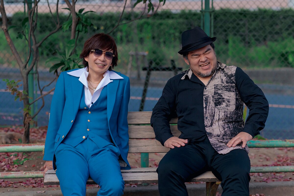 左から港町銀じろう（Vo）、ジミー岩崎（Key）。