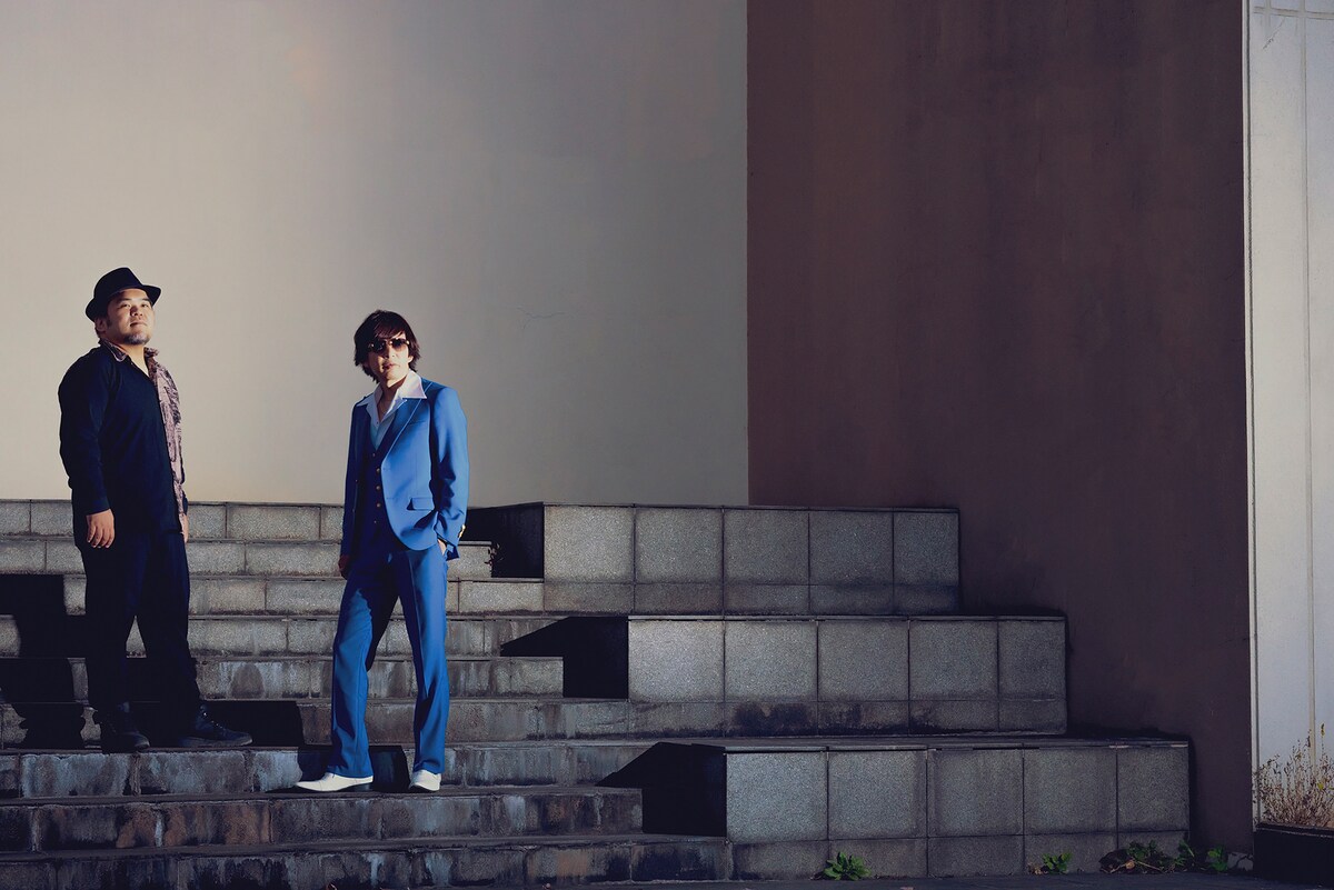 左からジミー岩崎（Key）、港町銀じろう（Vo）。