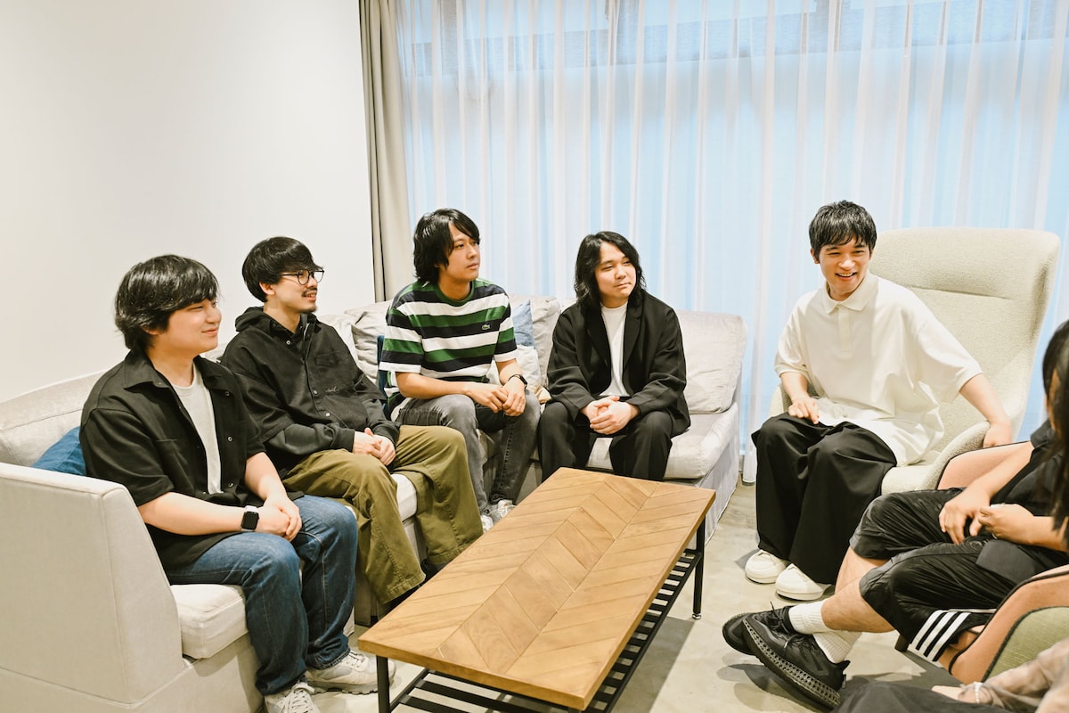 左からGalileo Galileiの尾崎和樹（Dr）、岡崎真輝（B）、岩井郁人（G）、尾崎雄貴（Vo, G）、Base ball Bearの小出祐介（Vo, G）。