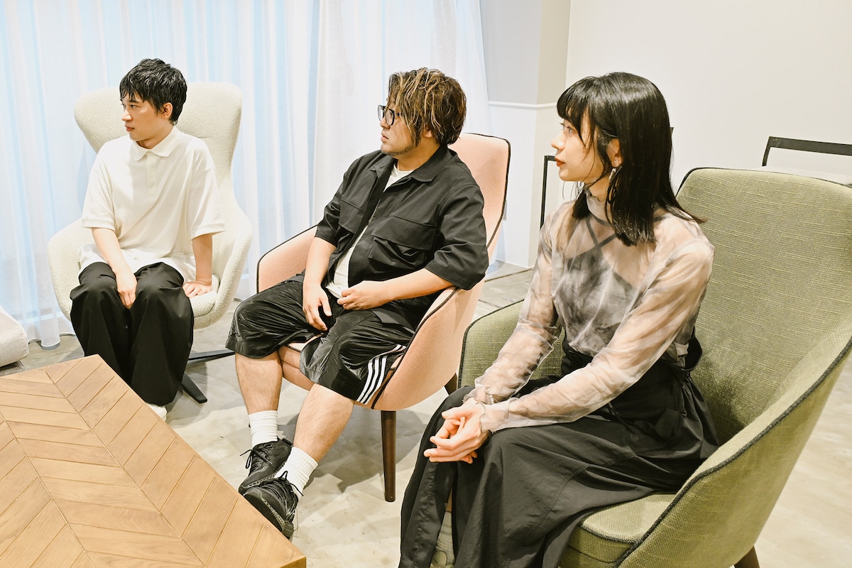 左からBase ball Bearの小出祐介(Vo, G)、堀之内大介(Dr, Cho)、関根史織(B, Cho)。