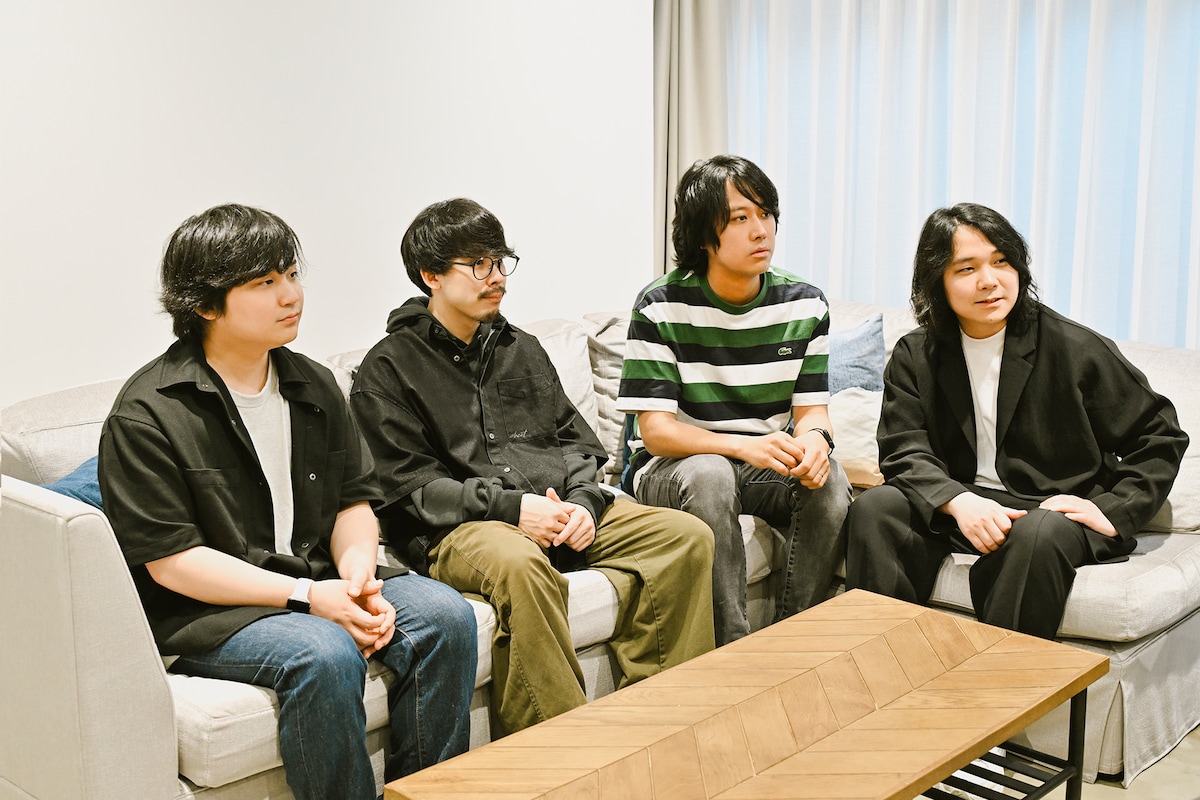 左からGalileo Galileiの尾崎和樹(Dr)、岡崎真輝(B)、岩井郁人(G)、尾崎雄貴(Vo, G)。