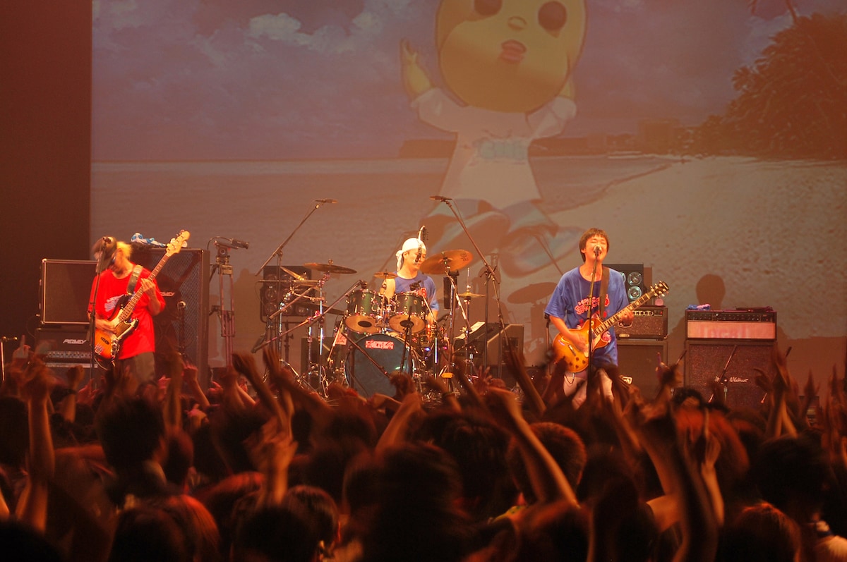 2010年に行われたライブ「B-DASH presents SERVICE 4～ALL TIME BEST～」の様子。東京・SHIBUYA-AXにて。