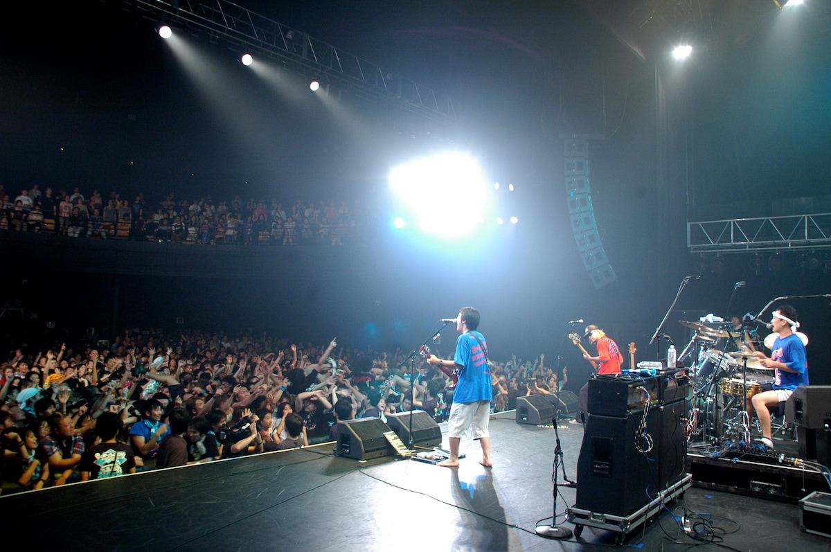 2010年に行われたライブ「B-DASH presents SERVICE 4～ALL TIME BEST～」の様子。東京・SHIBUYA-AXにて。