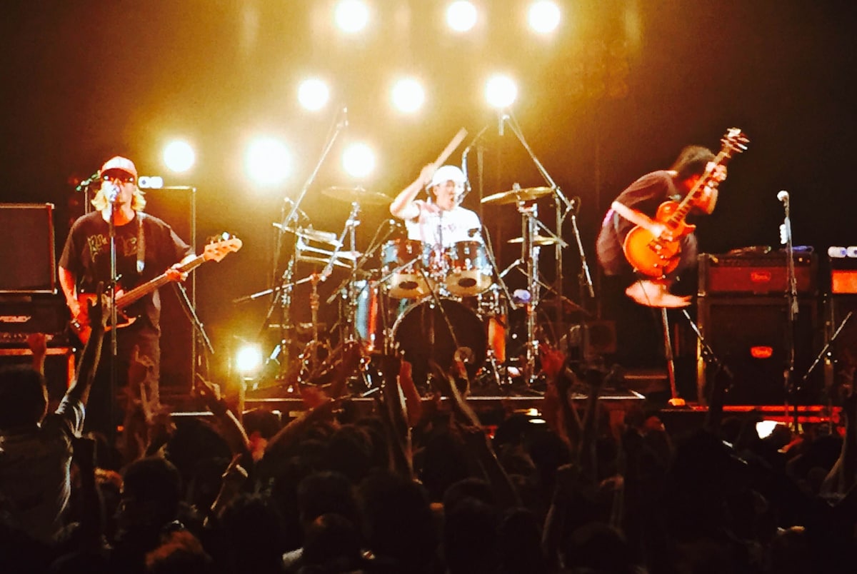 活動初期のライブの様子。