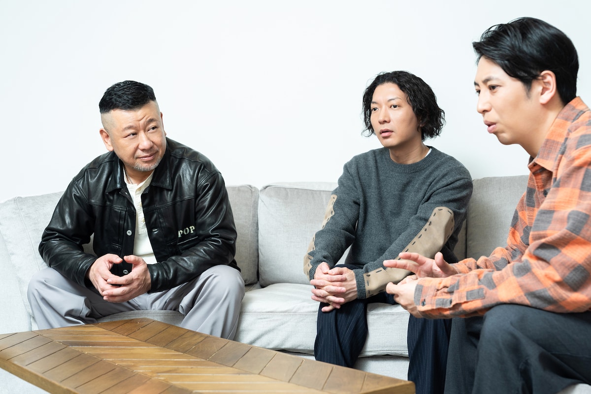 左からケンドーコバヤシ、嶋佐和也、屋敷裕政