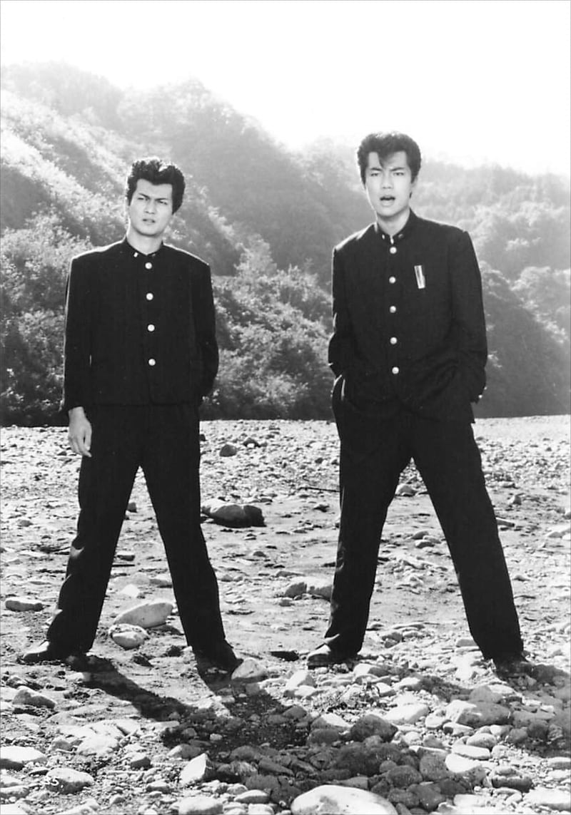 1作目「ビー・バップ・ハイスクール」より。クライマックスシーンは、地面に石が転がる建設現場で撮影された ©︎1985 東映 セントラル・アーツ