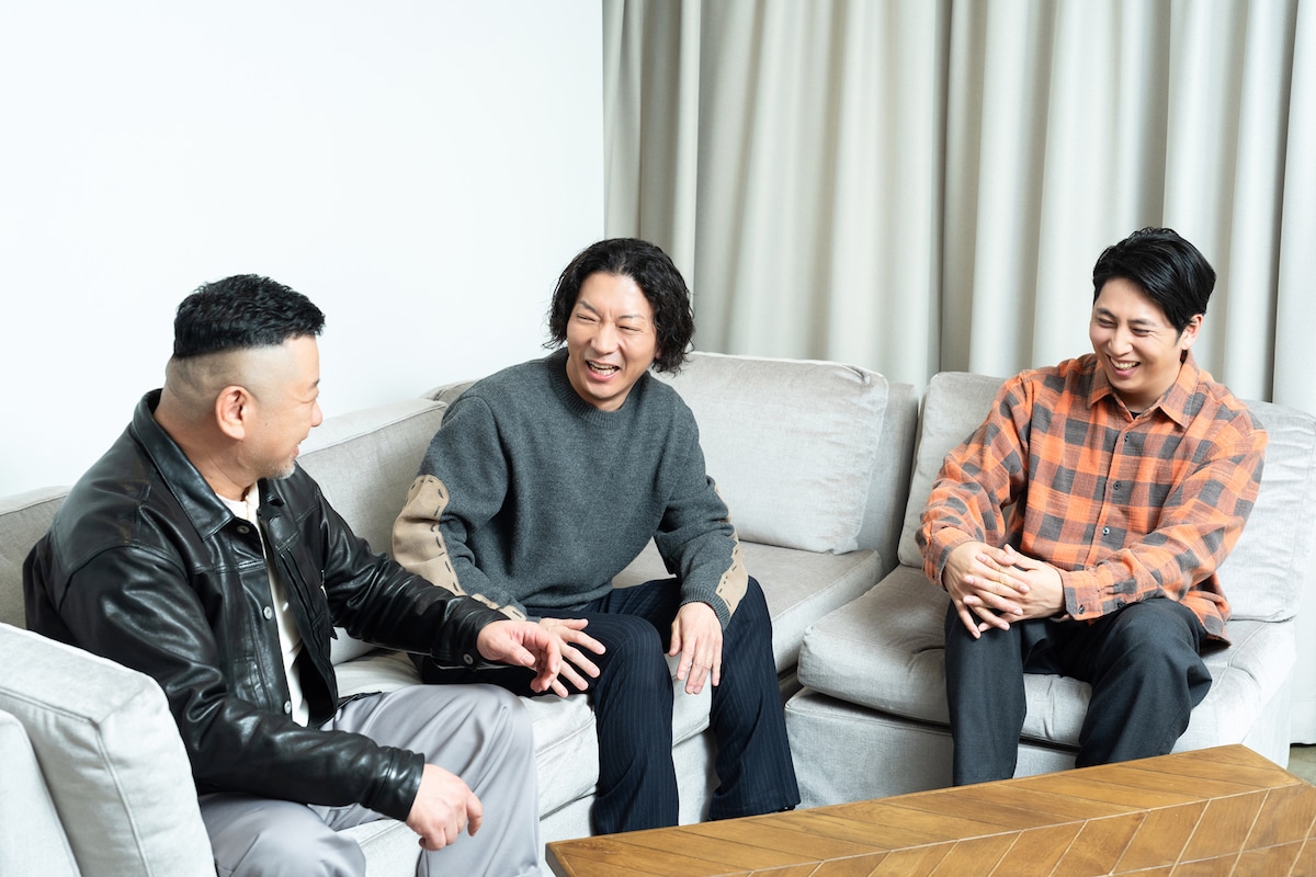 左からケンドーコバヤシ、嶋佐和也、屋敷裕政