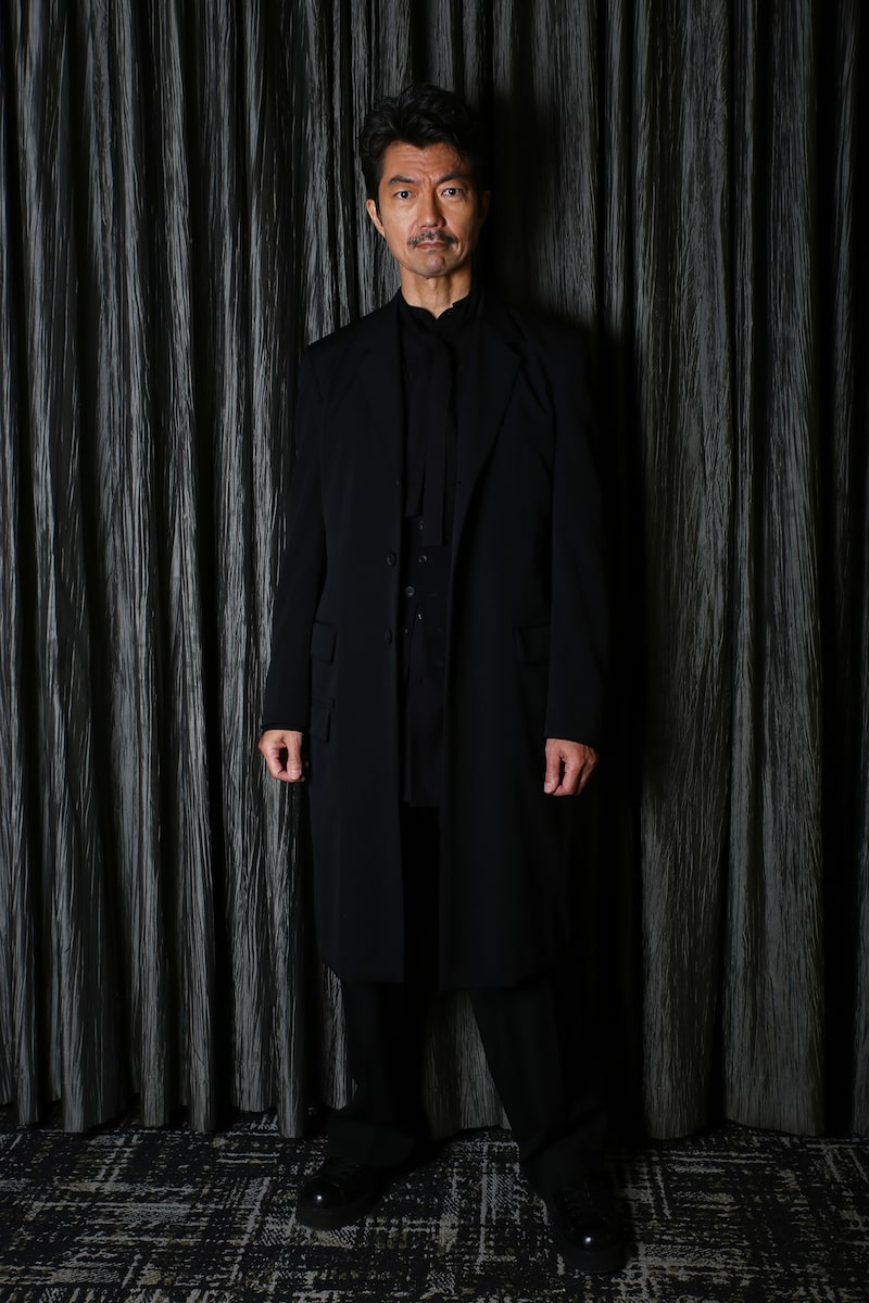 全身を黒で決めた仲村トオル。この衣装でイベントにも登場したところ、ファンからは「長ランとボンタンに寄せている？」という声もあったようだ