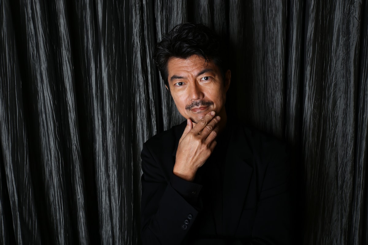 現在撮影中の別作品のため、口ひげを生やしている仲村トオル。40年前とのギャップもあるせいか、イベントの冒頭では「顔面が『ビーバップ』じゃない状態ですけども……」とジョークを飛ばしていた