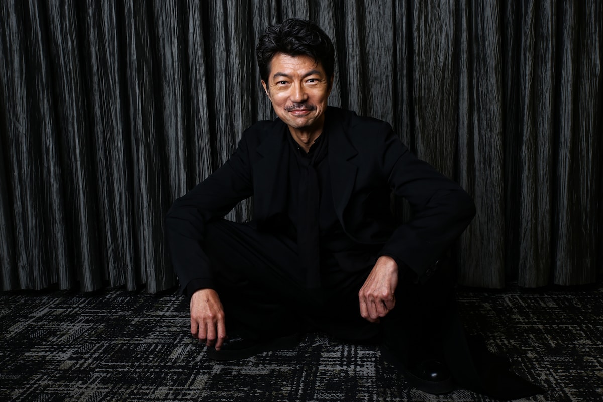 「ヤンキー座りを今でもできますか？」という編集部からのリクエストに「もう似合わないと思うけどなあ……（笑）」と言いながらも快く応じてくれた仲村トオル