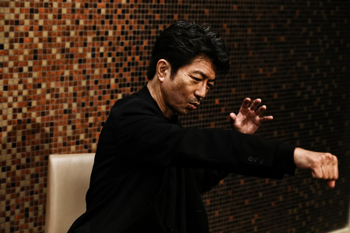 クランクイン前も撮影中も、東京都府中市にある高瀬道場でアクション練習をしていたという仲村トオル。パンチの見せ方を語ると、自然と体が動いてしまう