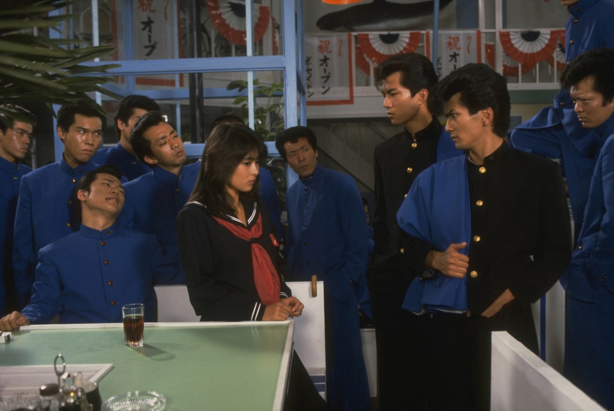 映画2作目「ビー・バップ・ハイスクール 高校与太郎哀歌」より。今日子を救うため、城東の生徒たちが待つドライブイン・ポセイドンに乗り込んだヒロシとトオル ©東映