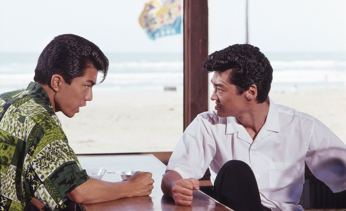 映画5作目「ビー・バップ・ハイスクール 高校与太郎音頭」より。海の家で話し合いをするトオル（左）と前川（右） ©東映