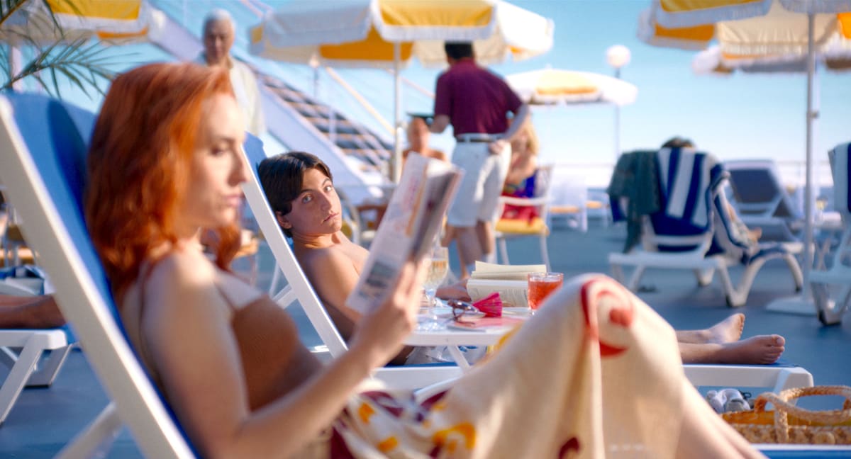 「ボーはおそれている」より、母親を見つめる少年時代のボー。