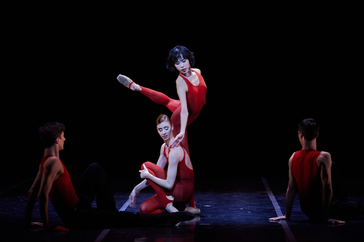 モーリス・ベジャール・バレエ団「だから踊ろう…！」2022年公演より。©BBL-Ilia Chkolnik