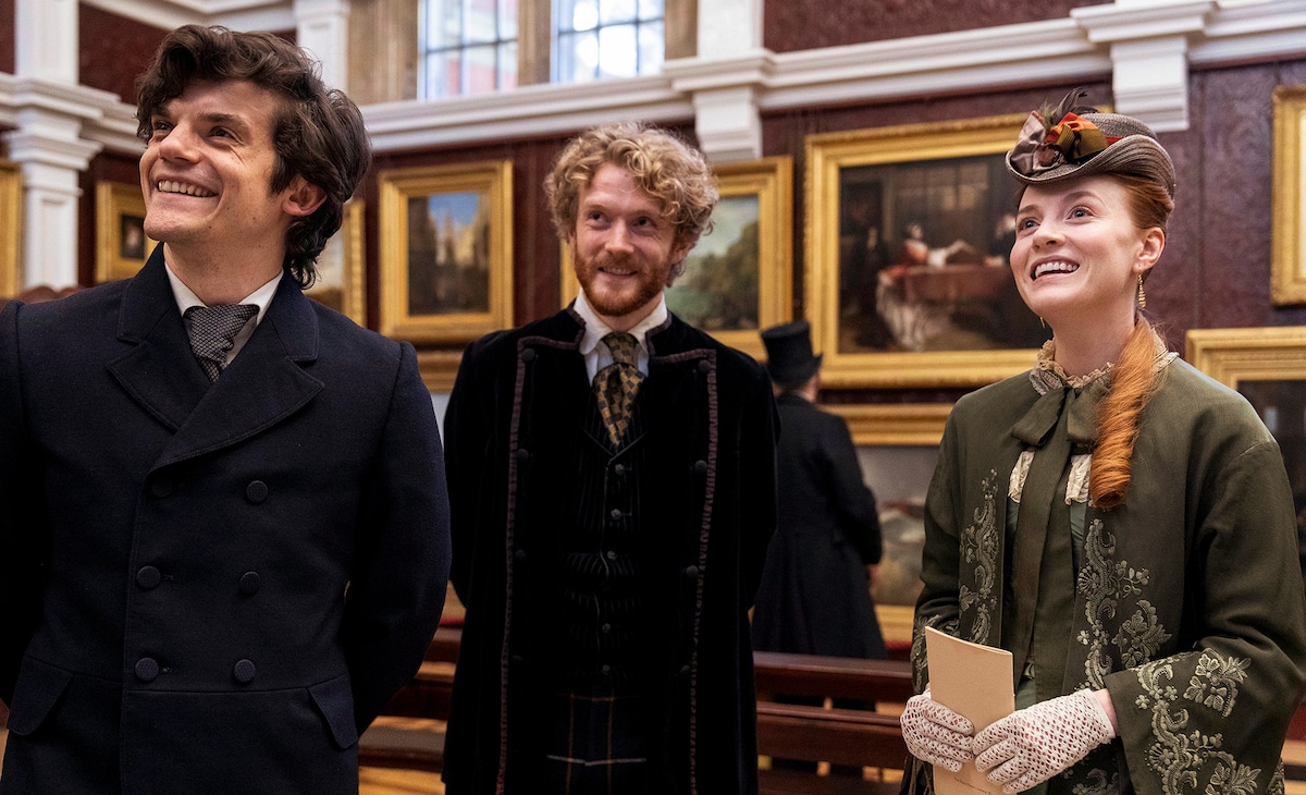 「ベルグレービア 新たなる秘密」より、エドワード・ブルーメル演じるスティーブン・エラビー（左）とハリエット・スレーター扮するクララ（右）。