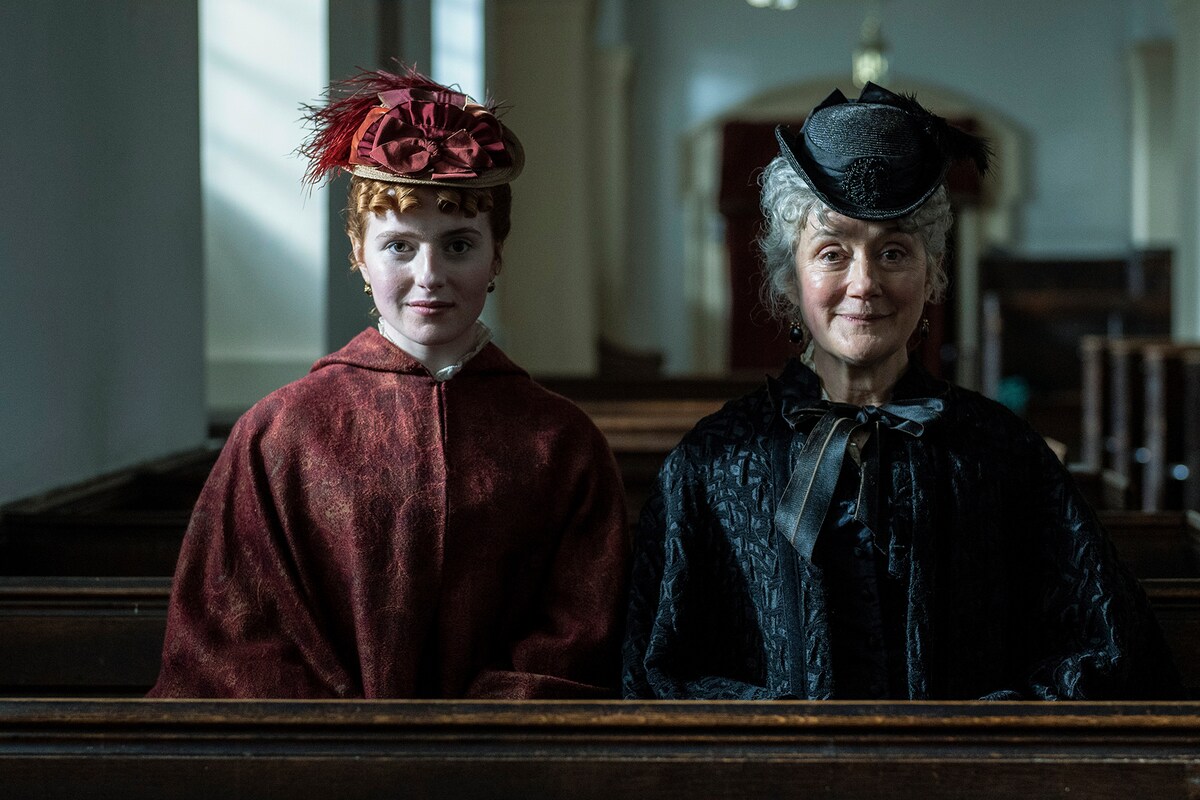 「ベルグレービア 新たなる秘密」より、左からエミリー・ダン役のハナ・オンスロウ、ダン夫人役のソフィー・トンプソン。