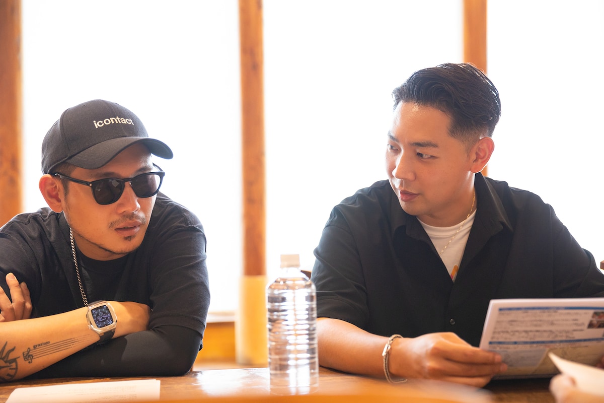 お祝いコメントの感想を語るHiDEX（左）と、それを聞くRover（右）。