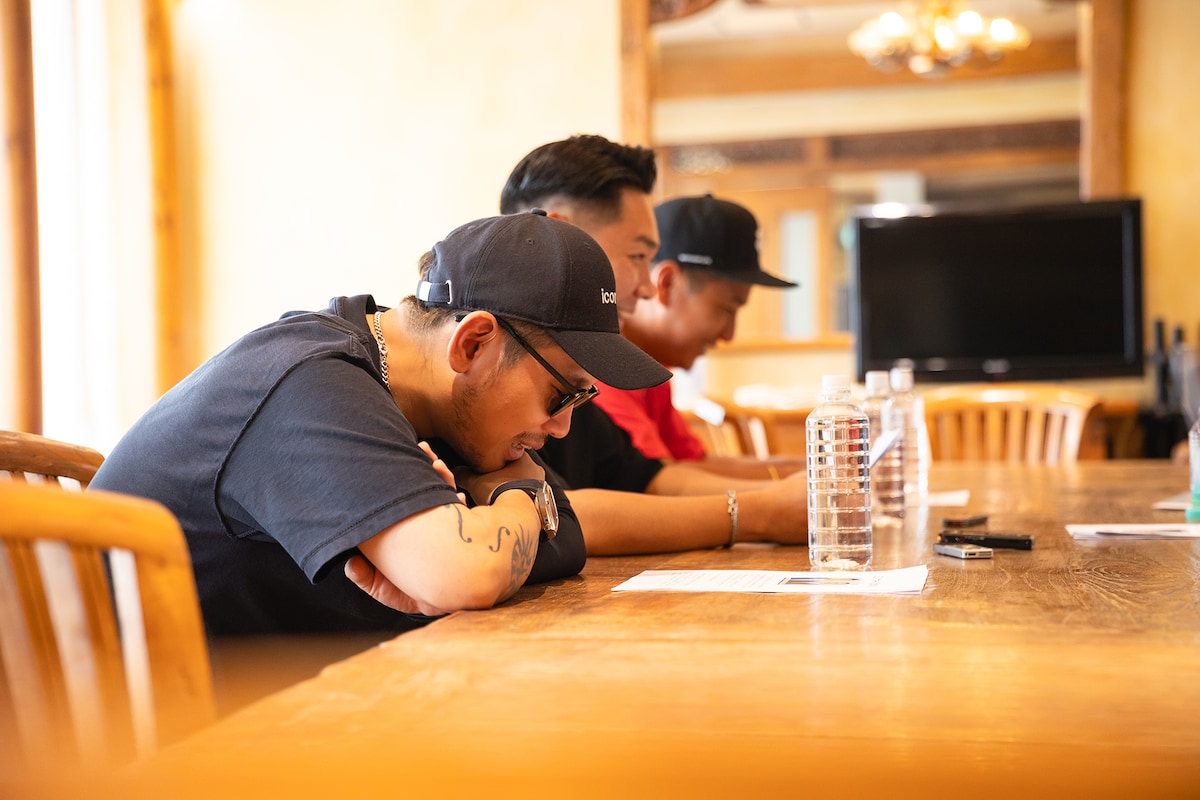 お祝いコメントを熟読するベリーグッドマン。