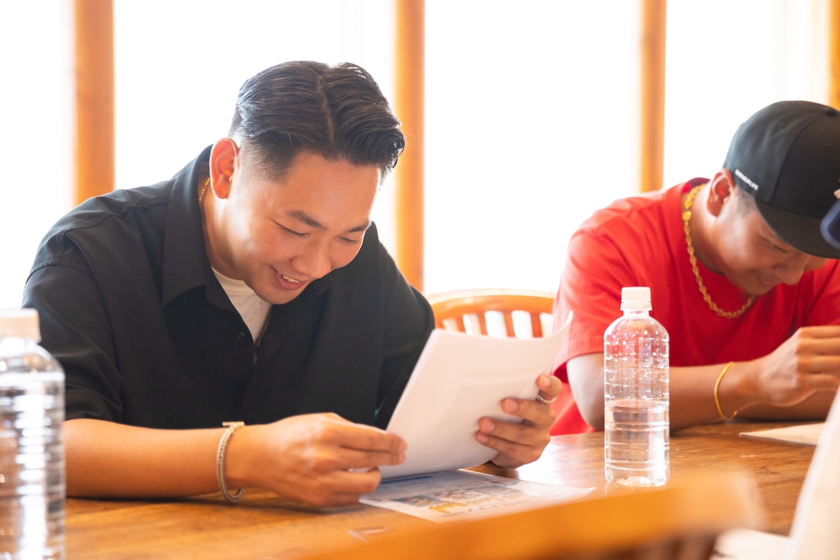 お祝いコメントを読むRoverとMOCA。