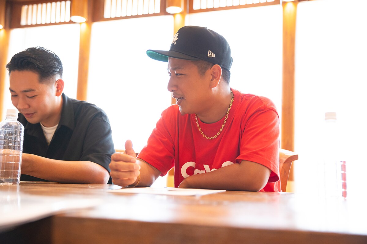 お祝いコメントの感想を語るMOCA(右)。