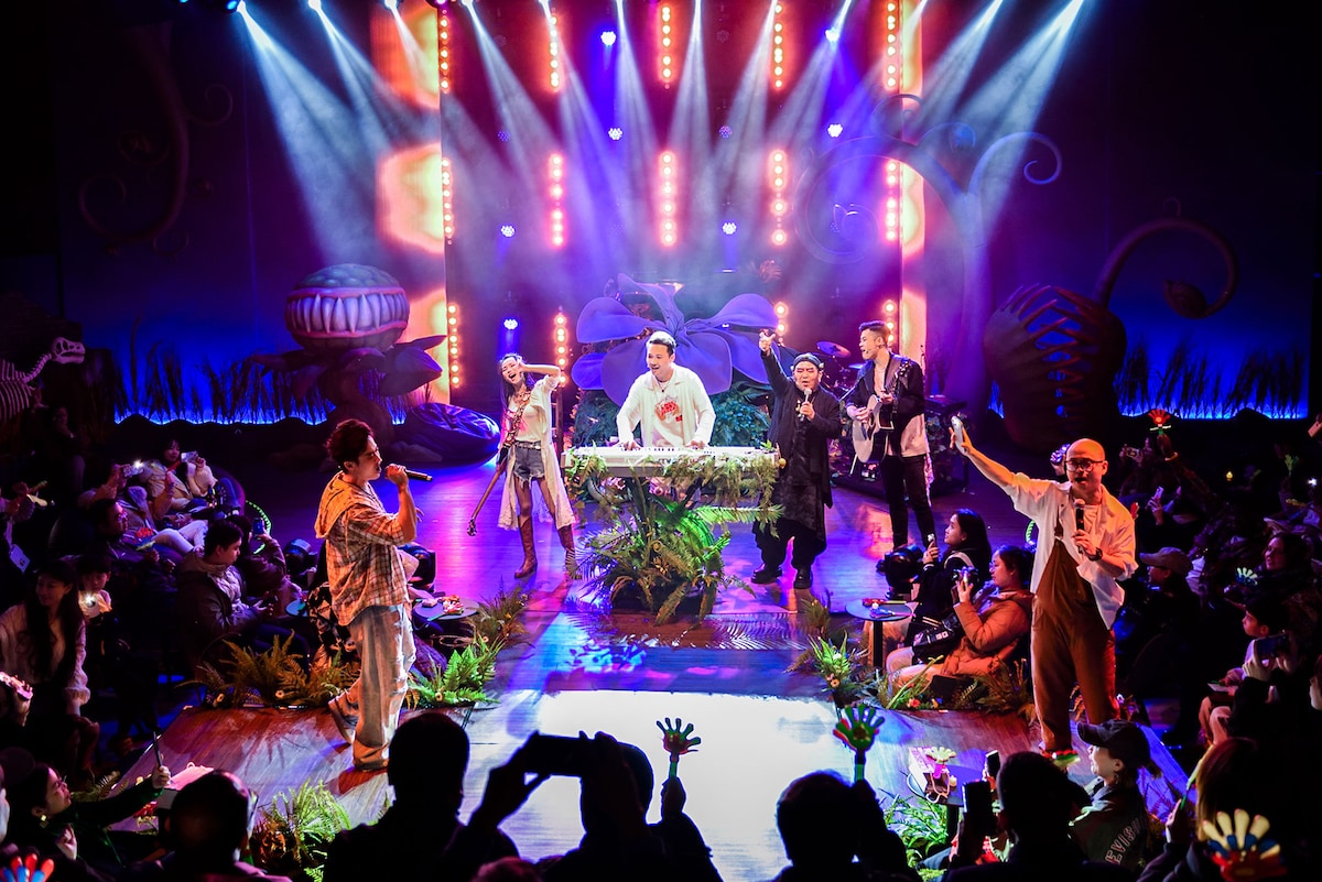 柳州市芸術劇院・柳州市演芸集団「シャイニング・フレンズ」より。