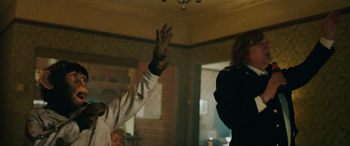 映画「BETTER MAN／ベター・マン」より、幼いロビーと父・ピーターが一緒に歌う場面。コメディアンであるピーターに、ロビーは心から憧れている。