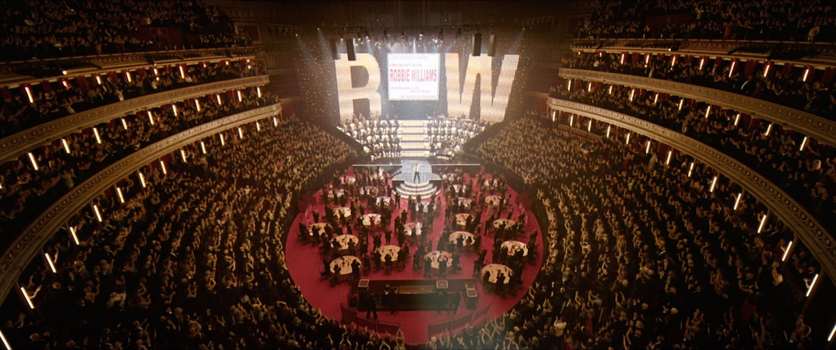 映画「BETTER MAN／ベター・マン」より、ロイヤル・アルバート・ホールでのコンサートの様子。